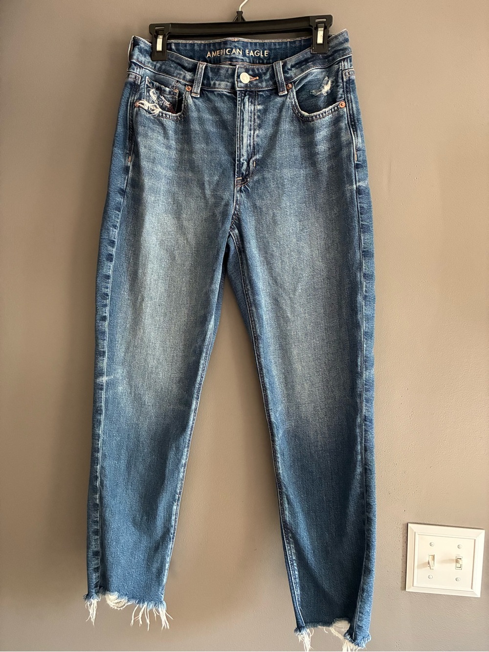 American Eagle Strigid Raw Hem Mom Jean Size 6